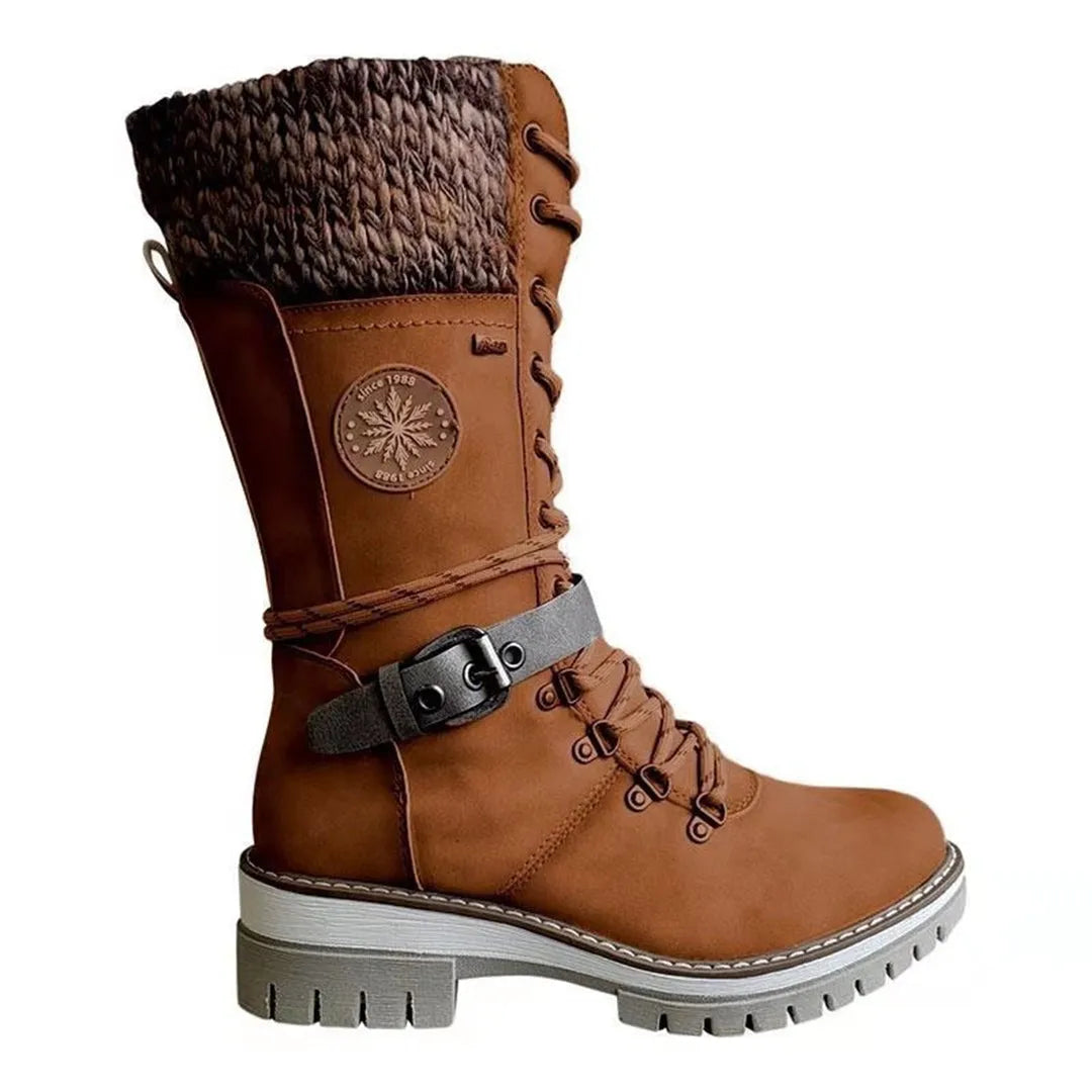 Damen-Winterstiefel in Braun, gefüttert, mit Schnürung und Schnalle. Robuste Sohle, ideal für kalte Tage. Modisch und funktional.