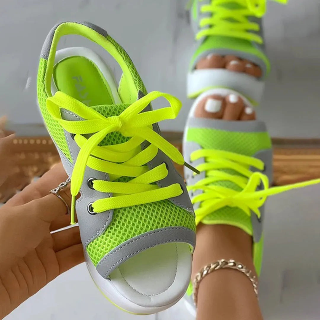 Neongelbe Sneaker mit grauen Akzenten, atmungsaktivem Mesh und weißen Sohlen. Modische Damen-Sportschuhe, ideal für Sommer und Freizeit.