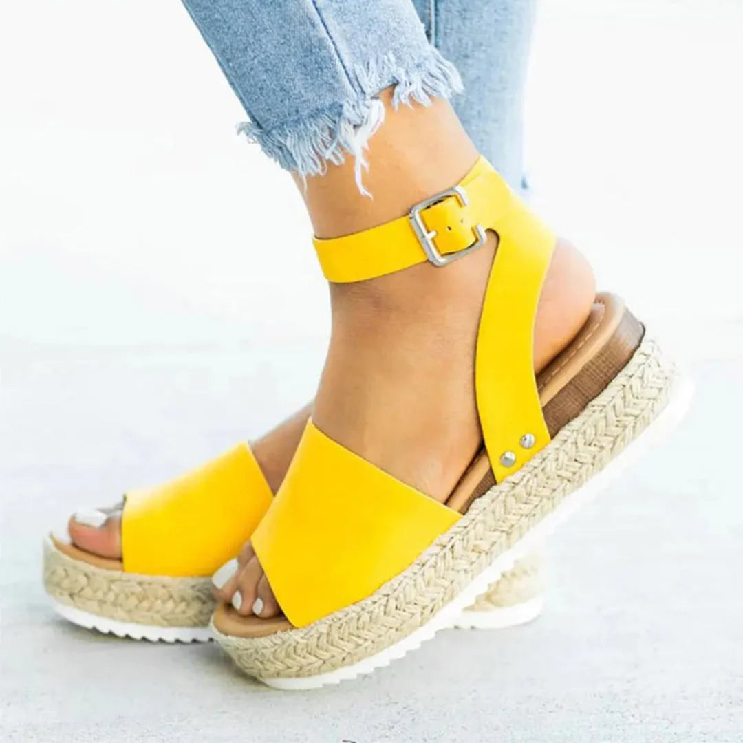 Gelbe Sandalen mit Plateau und Espadrille-Sohle, ideal für Sommermode. Perfekt kombinierbar mit Jeans für einen trendigen Look.