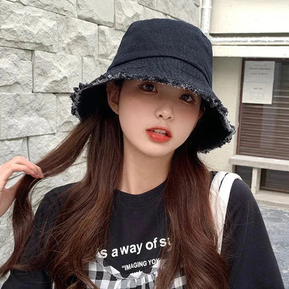 Schwarzer Baumwoll-Bucket Hat für Damen, ideal für Sommer, Strand und Reisen. Modischer, wendbarer Fischerhut, vielseitig und stilvoll.