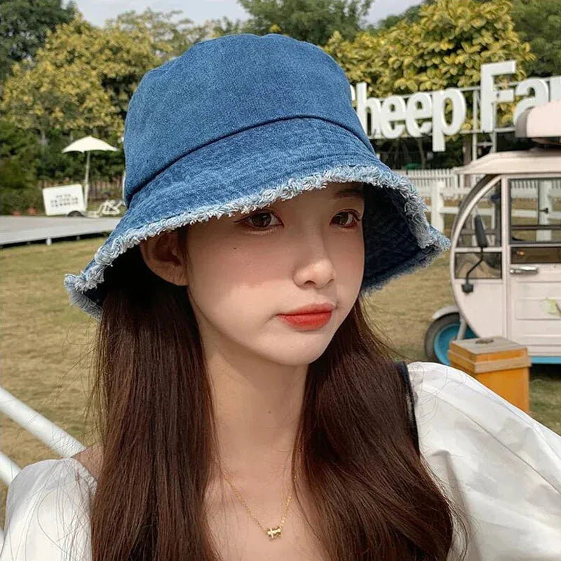 Damen-Bucket-Hat aus Baumwolle in Blau, ideal für Sommer, Strand und Reisen. Modischer, wendbarer Fischerhut für stilvolle Outdoor-Abenteuer.