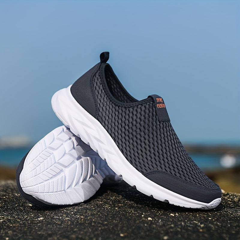 Leichte, atmungsaktive schwarze Slip-On-Sneaker mit weißer Sohle, ideal für Herren. Perfekt für Freizeit und Sport. Komfortable Passform.