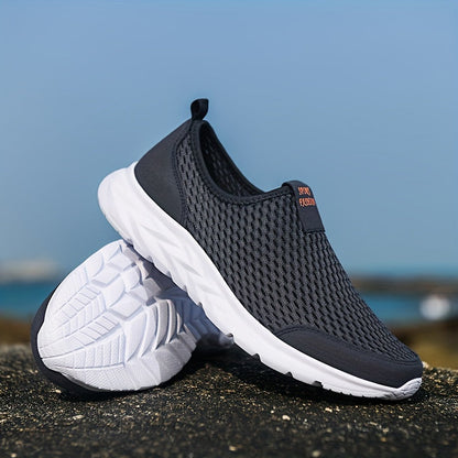 Leichte, atmungsaktive schwarze Slip-On-Sneaker mit weißer Sohle, ideal für Herren. Perfekt für Freizeit und Sport. Komfortable Passform.