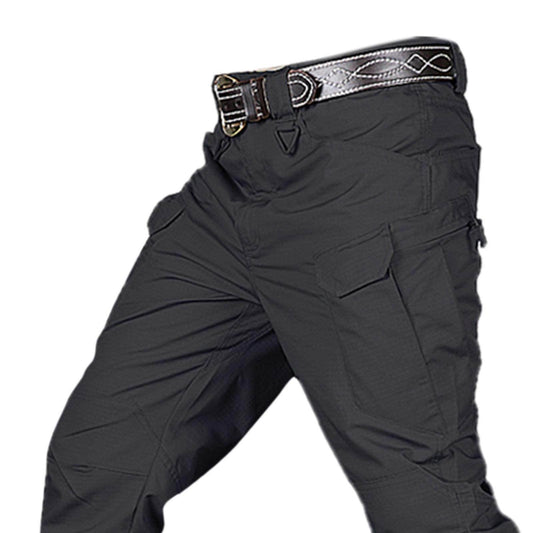 Schwarze taktische Hose mit Gürtel, mehrere Taschen, Outdoor-Bekleidung, robustes Material.