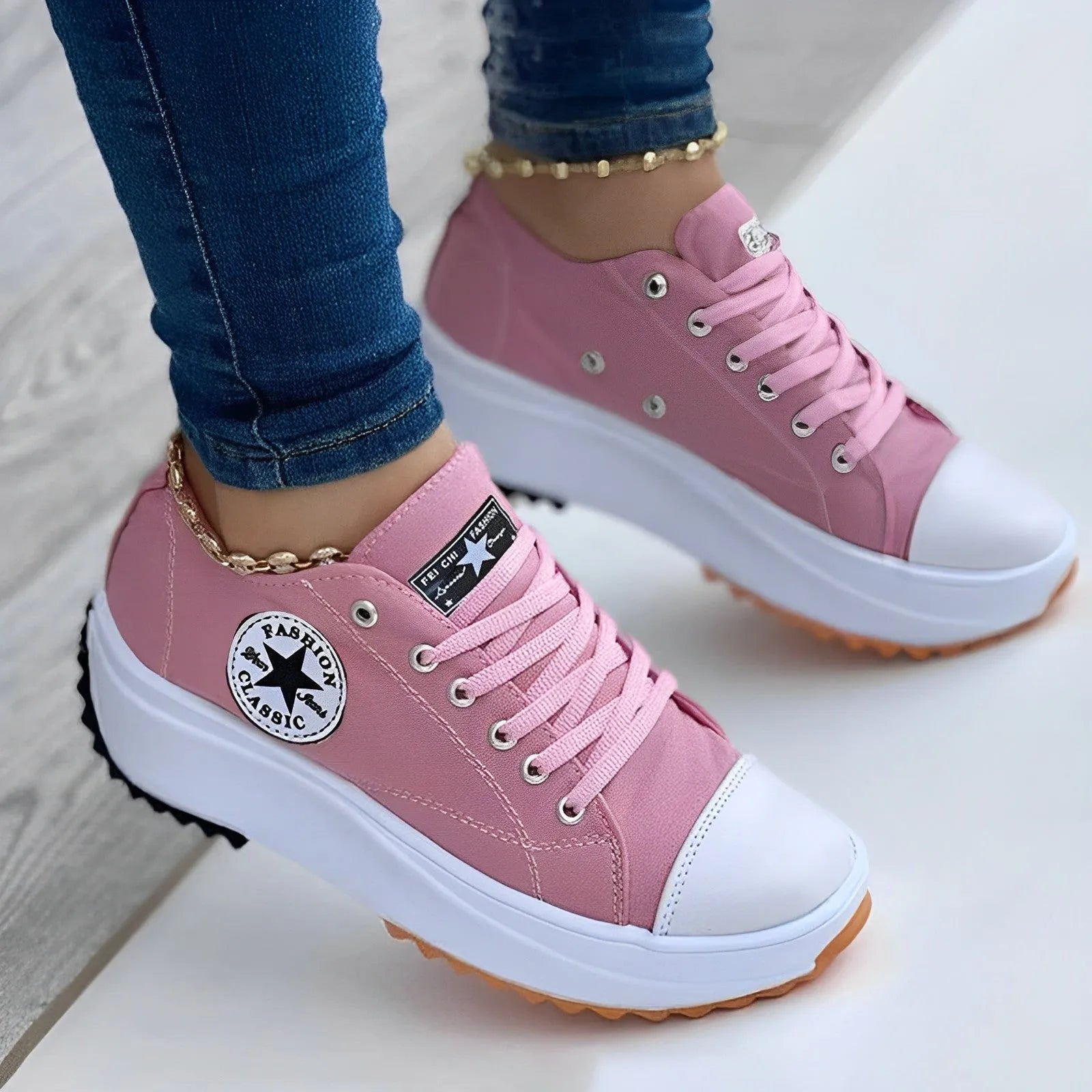 Rosa Sneaker mit Plateau-Sohle, modisches Design, weiße Zehenkappe, ideal für Damen, bequeme Freizeitschuhe, trendige Turnschuhe.