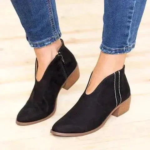 Schwarze V-Cut Rits Stiefeletten aus Wildleder mit Blockabsatz, ideal für Damenmode. Perfekt kombinierbar mit Jeans für einen trendigen Look.