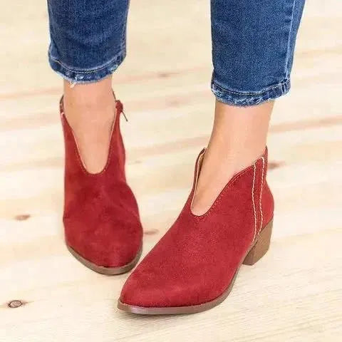 Rote Wildleder-Stiefeletten mit V-Ausschnitt, niedriger Absatz, modisch und bequem. Perfekt für Damen, die stilvolle Herbstschuhe suchen.