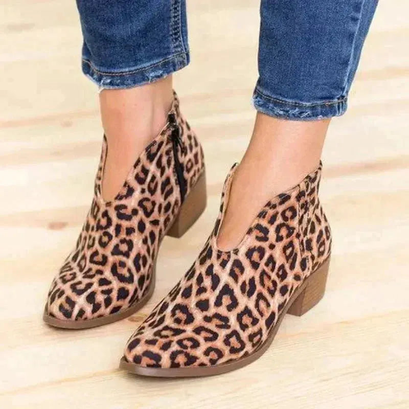 Leopardenmuster Stiefeletten mit V-Ausschnitt, Damenmode, trendige Riemchenstiefel, bequeme Absatzschuhe, ideal für Herbst-Outfits.