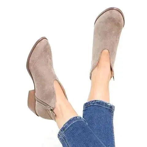 Damen Stiefeletten mit V-Ausschnitt, beige Wildleder, Blockabsatz, modisch, bequem, ideal für Herbstmode, kombinierbar mit Jeans.