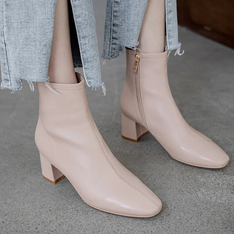 Beige Damenstiefeletten mit Blockabsatz, aus Leder, modisch und elegant, ideal für Herbstmode. Perfekt kombinierbar mit Jeans oder Kleidern.