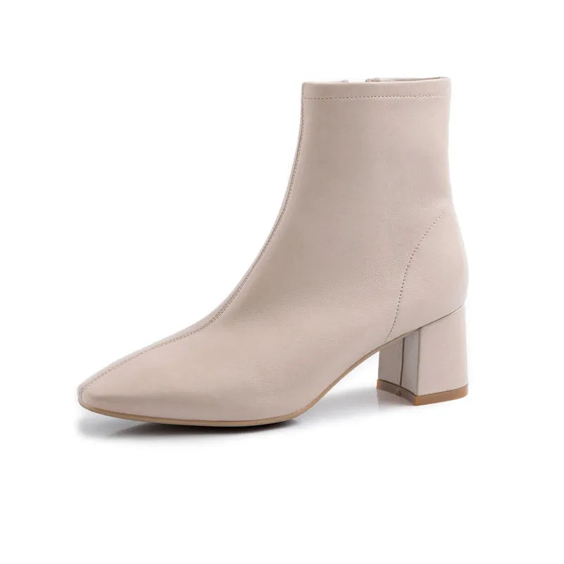 Beiger Damen-Stiefelette mit Blockabsatz, elegantem Design und glattem Leder. Perfekt für Herbstmode, bequem und stilvoll.