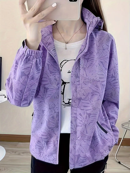 Lila Damenjacke mit floralem Muster, Reißverschluss und Stehkragen. Perfekt für Frühling und Herbst. Modische Freizeitkleidung für Frauen.