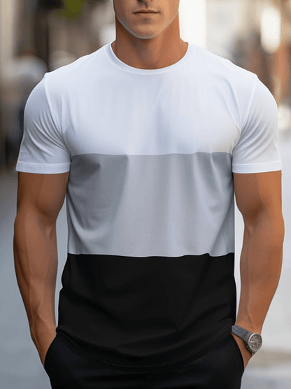 Mann trägt T-Shirt in Weiß, Grau und Schwarz, Kurzarm, lässig, modisch, Baumwolle.