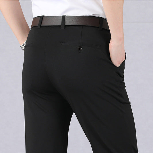 Schwarze Herrenhose, elegant, mit braunem Gürtel, Rückansicht, Businessmode.