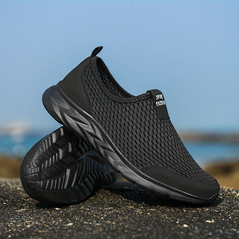 Schwarzer Sportschuh mit atmungsaktivem Mesh-Obermaterial und rutschfester Sohle, ideal für Laufen und Fitness. Bequeme, leichte Sneaker.