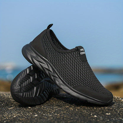 Schwarzer Sportschuh mit atmungsaktivem Mesh-Obermaterial und rutschfester Sohle, ideal für Laufen und Fitness. Bequeme, leichte Sneaker.