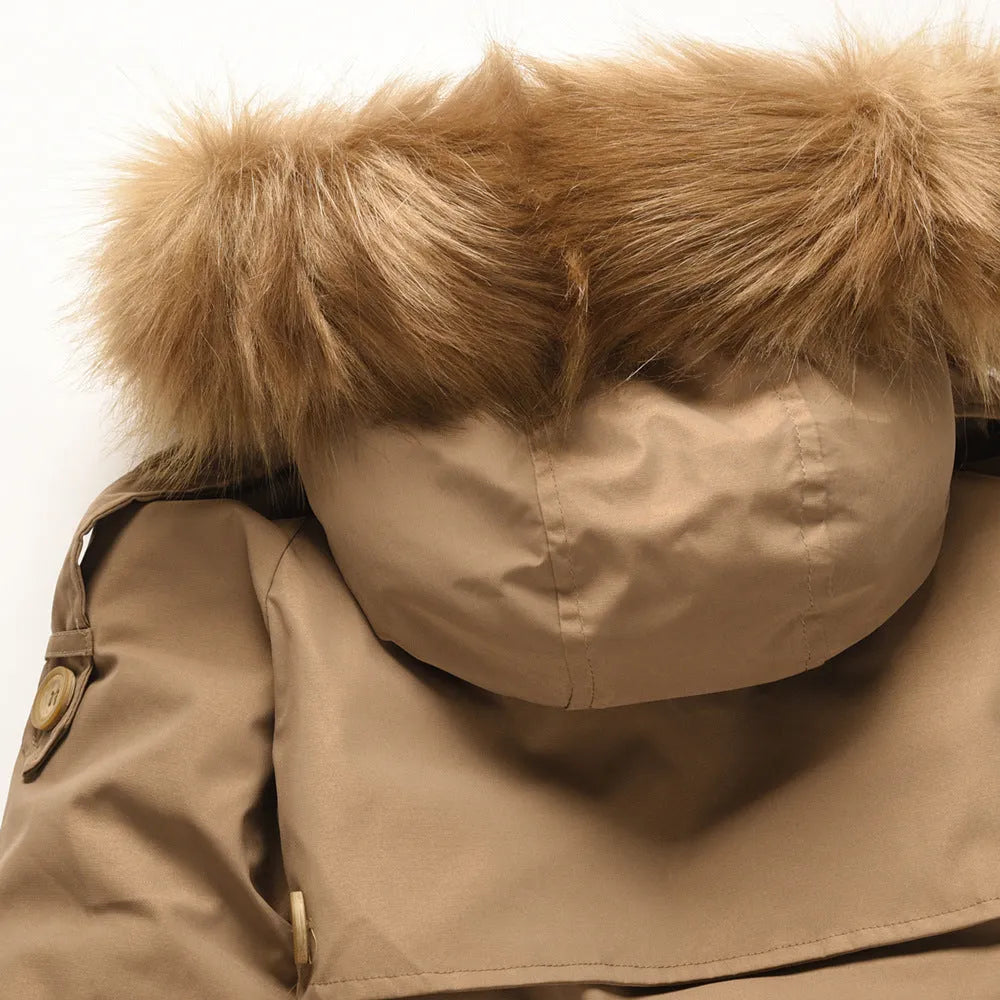 Beige Winterjacke mit Kapuze und Kunstfellbesatz, ideal für kalte Temperaturen. Modische Damenbekleidung, warm und stilvoll.