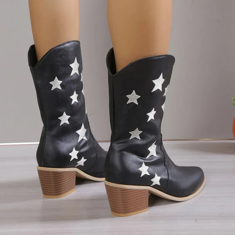 Schwarze Cowboystiefel mit weißen Sternen, mittlerem Absatz und modernem Design. Perfekt für Damenmode, Westernstil und trendige Outfits.