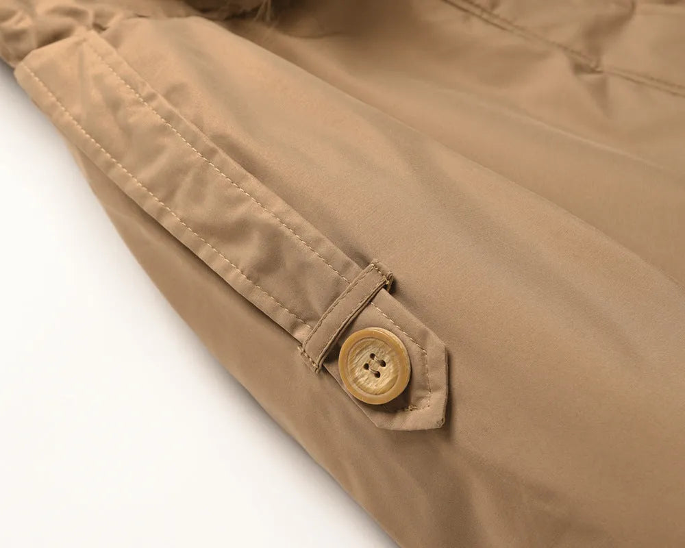 Beige Trenchcoat-Ärmel mit Knopfdetail, hochwertiger Stoff, elegantes Design, ideal für stilvolle Herbst- und Wintermode.