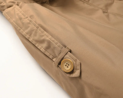 Beige Trenchcoat-Ärmel mit Knopfdetail, hochwertiger Stoff, elegantes Design, ideal für stilvolle Herbst- und Wintermode.