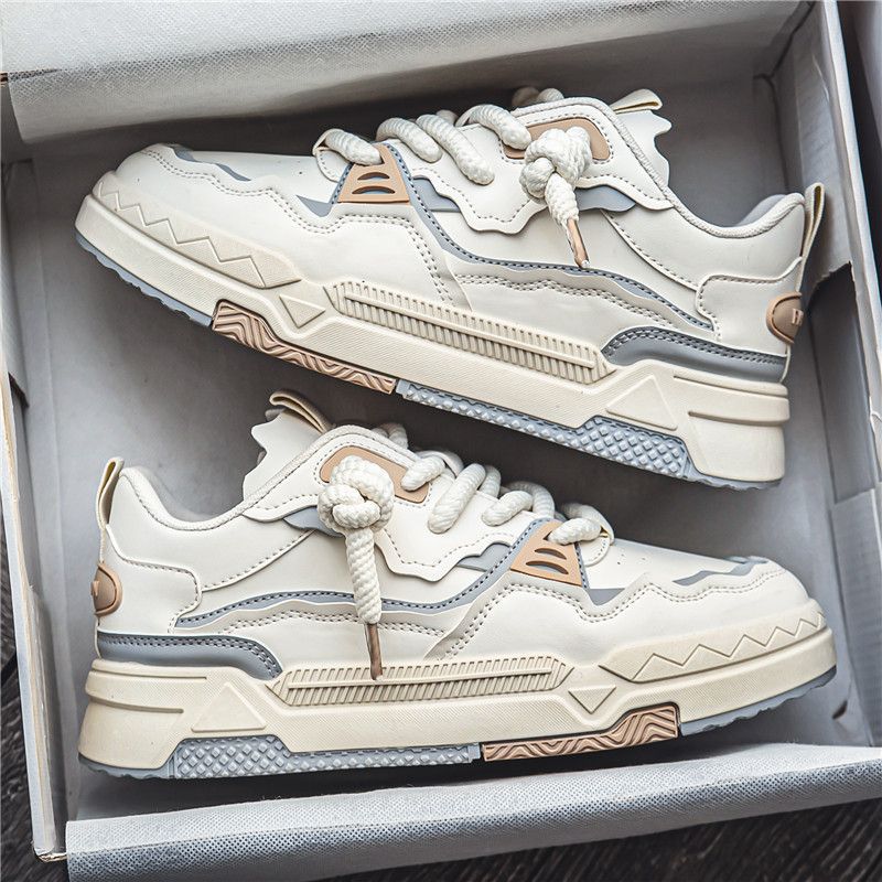 Weiße Sneaker mit beigen Akzenten, Leder, sportlich, modisch, in Schuhkarton.