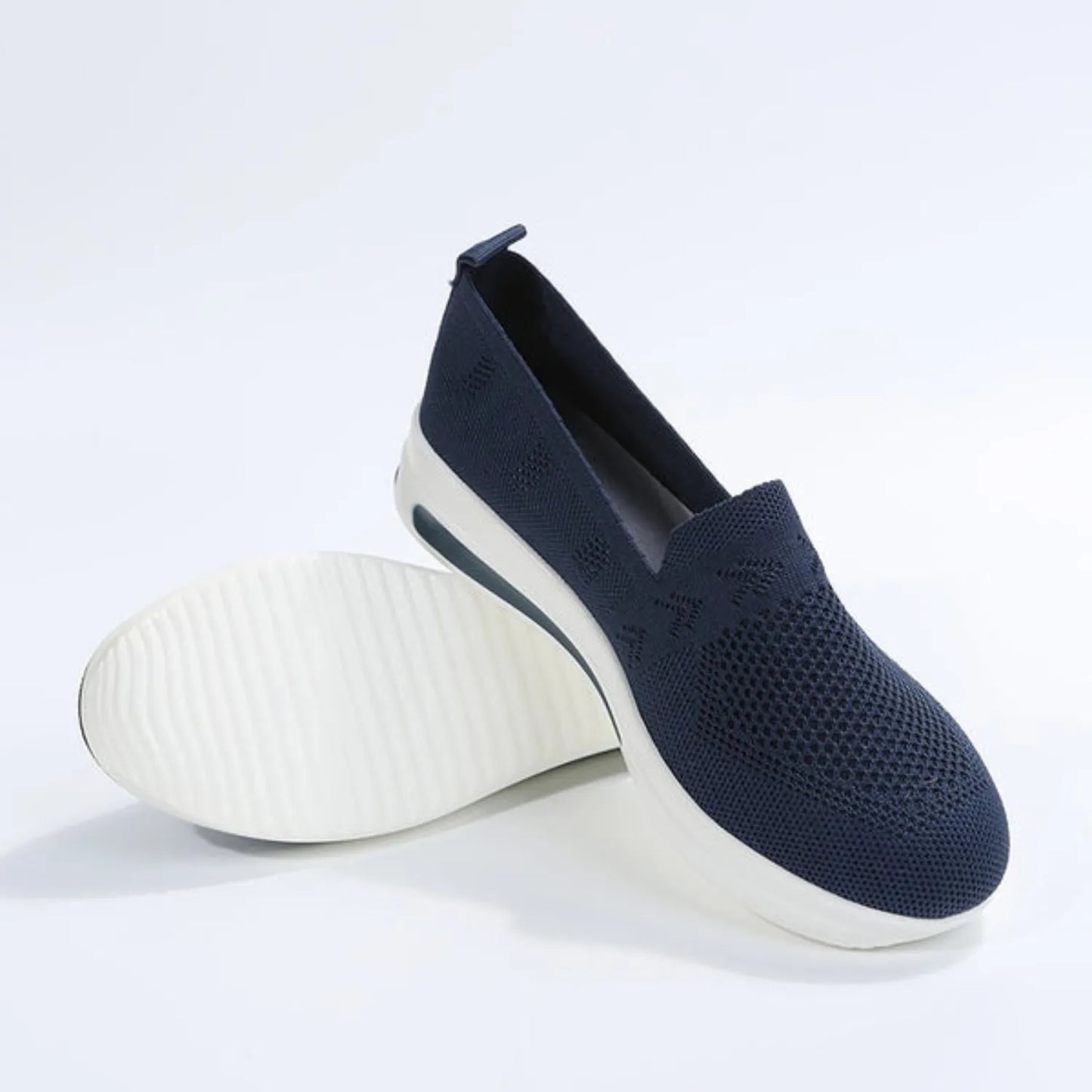 Dunkelblaue Damen-Sneaker mit weißer Sohle, atmungsaktivem Strickmaterial, ideal für Komfort und Stil. Perfekt für Freizeit und Alltag.