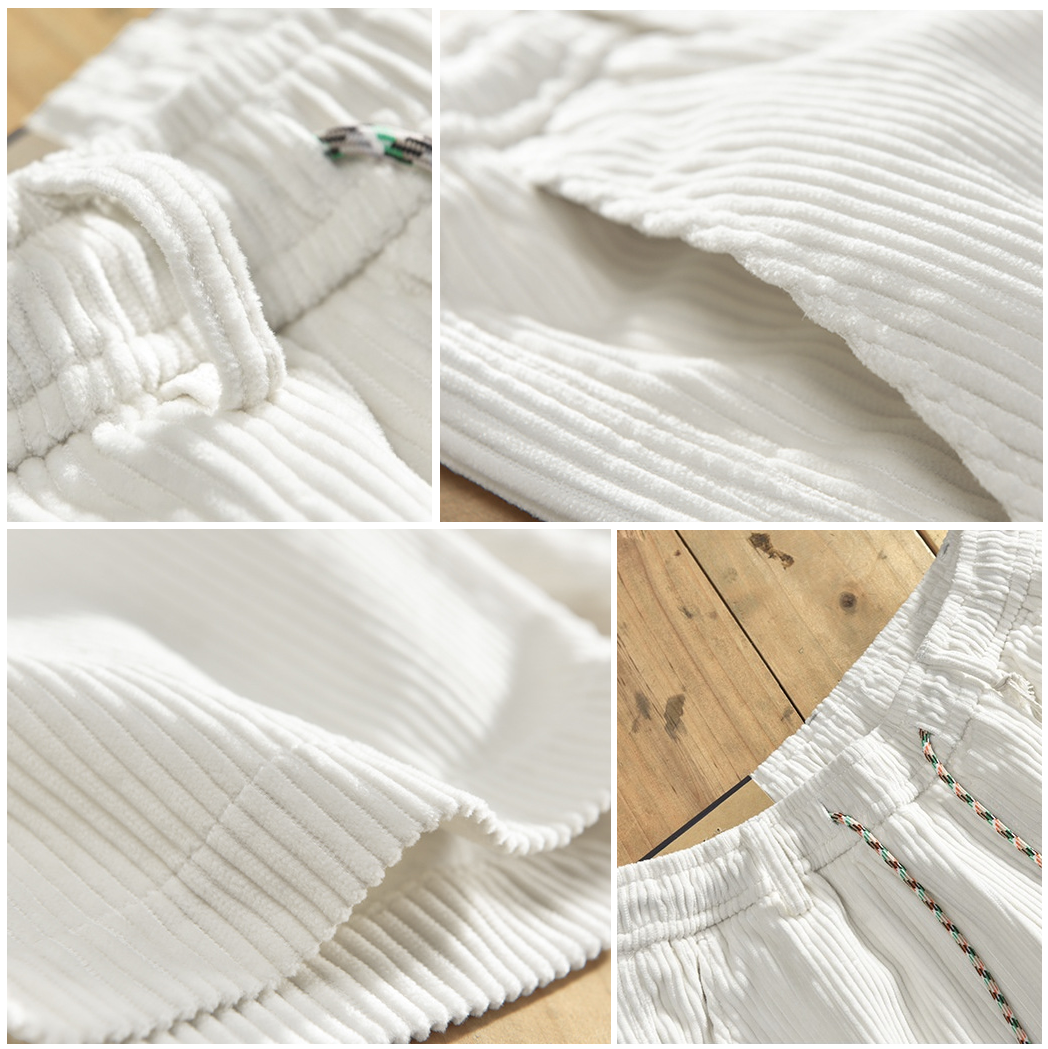 Weiße Cordhose, elastischer Bund, Baumwolle, Detailansicht, modische Damenbekleidung, bequem.