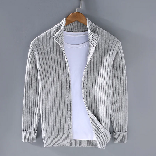 Grauer Strick-Cardigan auf Kleiderbügel, kombiniert mit weißem T-Shirt. Modische Herrenbekleidung, ideal für Herbst und Winter.