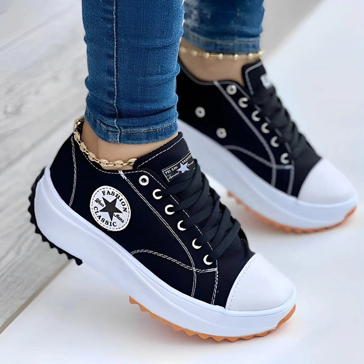Schwarze Plateau-Sneaker mit weißer Sohle und Gummikappe, ideal für Damenmode. Trendige Freizeitschuhe, perfekt für urbanen Stil und Komfort.