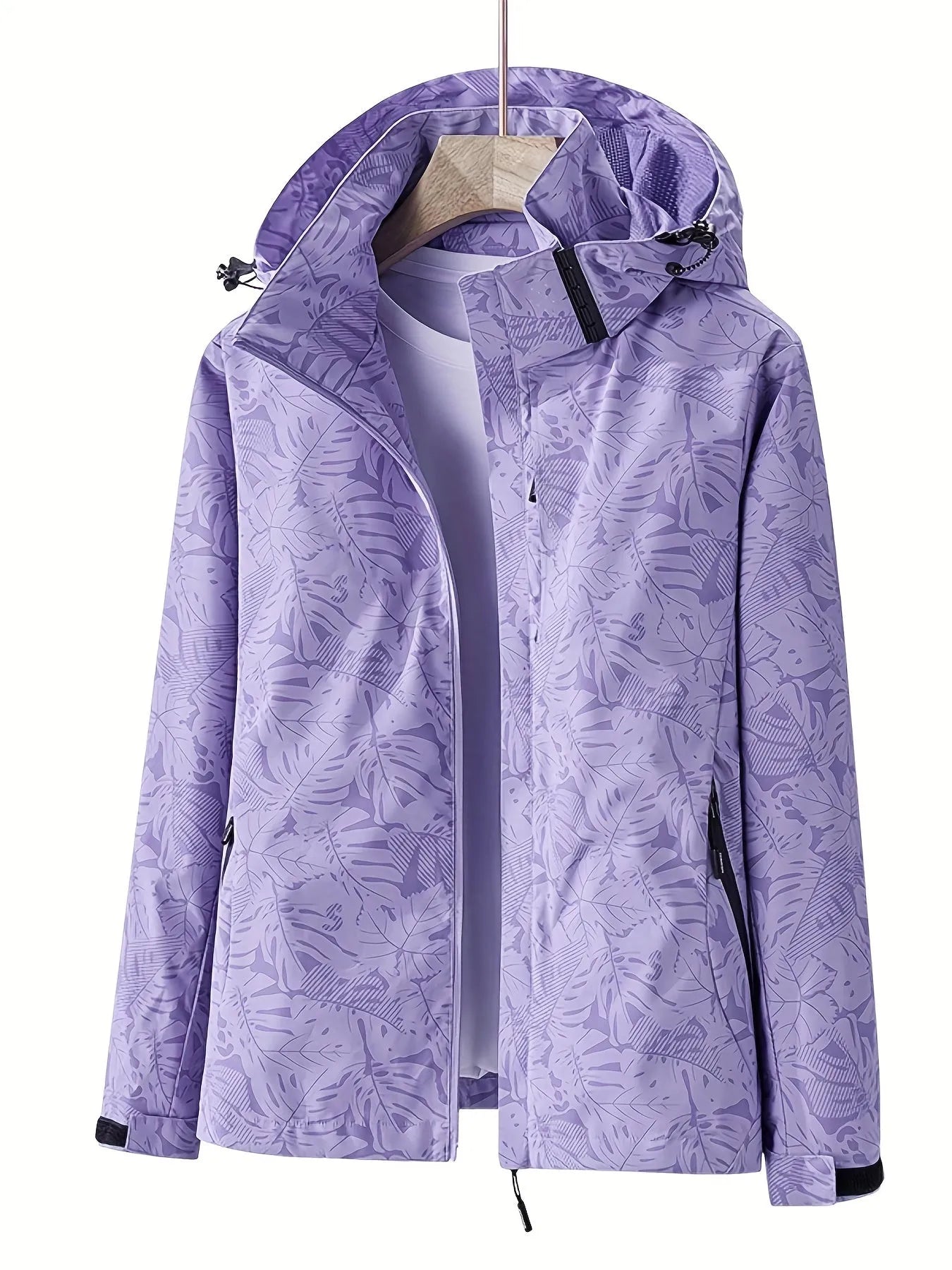 Damen Outdoorjacke lila mit Kapuze, wasserabweisend, atmungsaktiv, ideal für Wandern und Freizeit. Modisches Design mit floralem Muster.