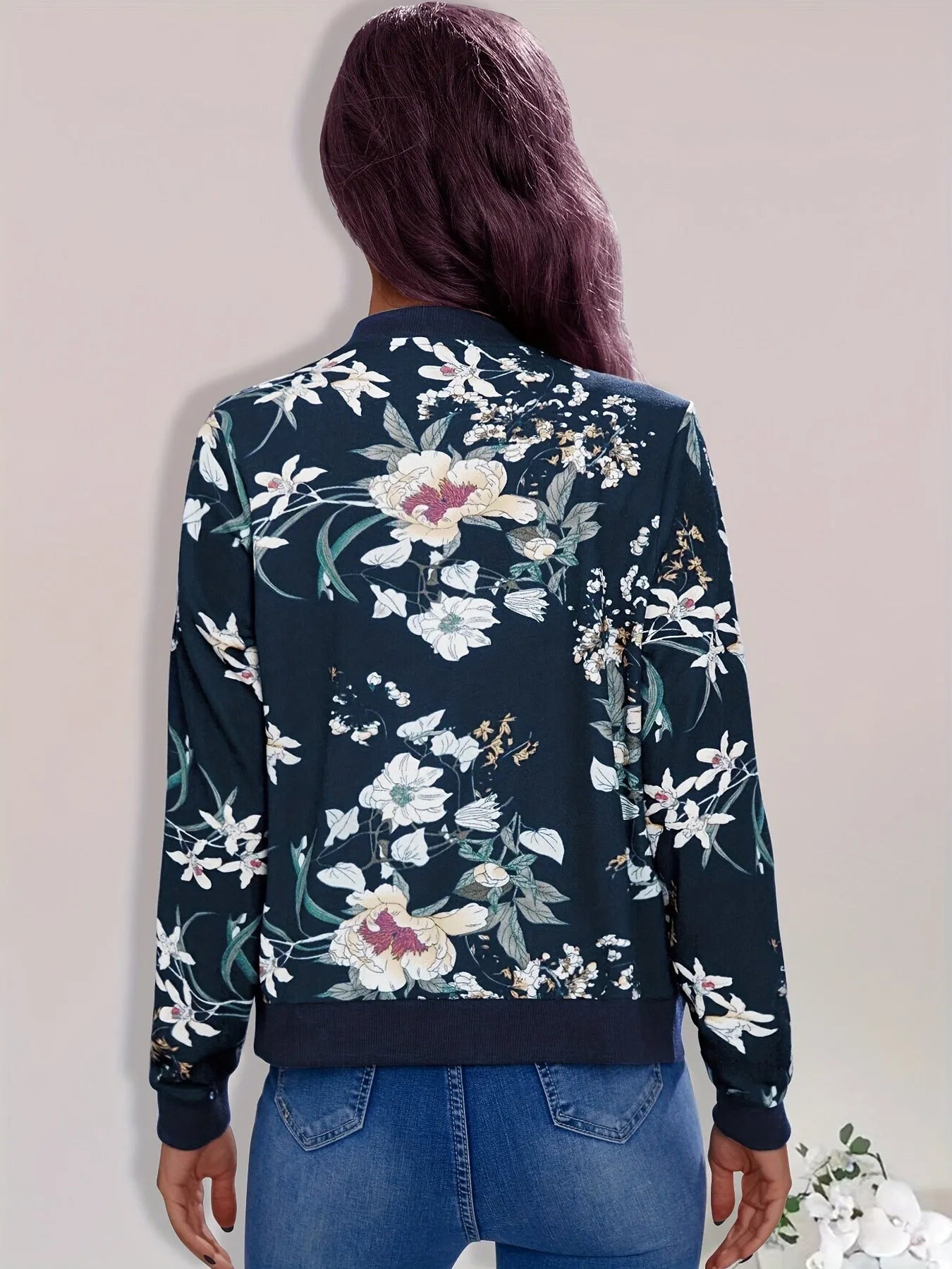 Damen-Blouson mit floralem Muster, dunkelblau, langärmelig. Perfekt für Frühling und Herbst. Modische Jacke, ideal für Freizeit und Alltag.