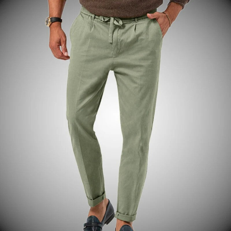 Grüne Herren-Chinohose aus Baumwolle, lässig, mit Kordelzug, ideal für Freizeitmode.