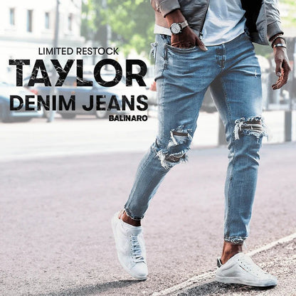 Mann in zerrissenen blauen Denim-Jeans und weißen Sneakers auf der Straße.