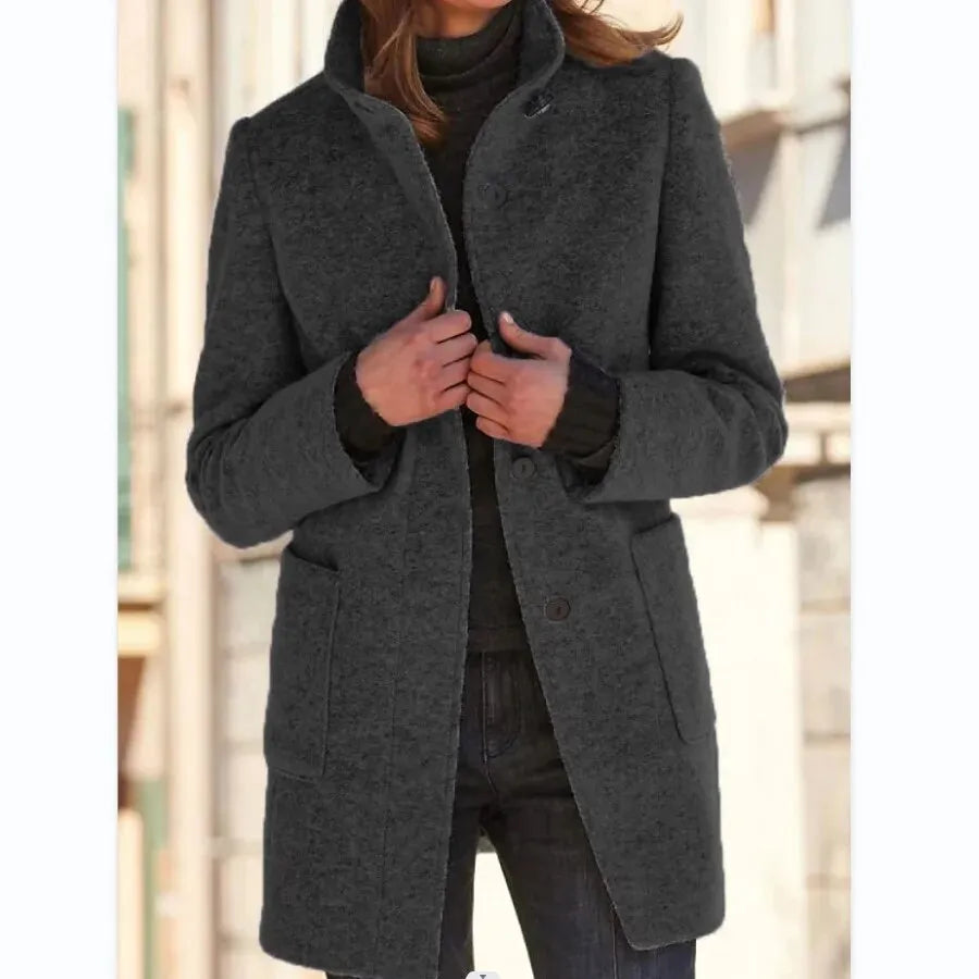 Damen-Wollmantel in Dunkelgrau, Vintage-Stil, Stehkragen, Knopfverschluss. Herbst-Winter-Mode, lässig und elegant. Perfekt für kalte Tage.