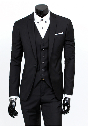 Eleganter schwarzer Anzug mit Weste und weißem Hemd, ideal für formelle Anlässe. Hochwertige Herrenmode, klassischer Business-Look.