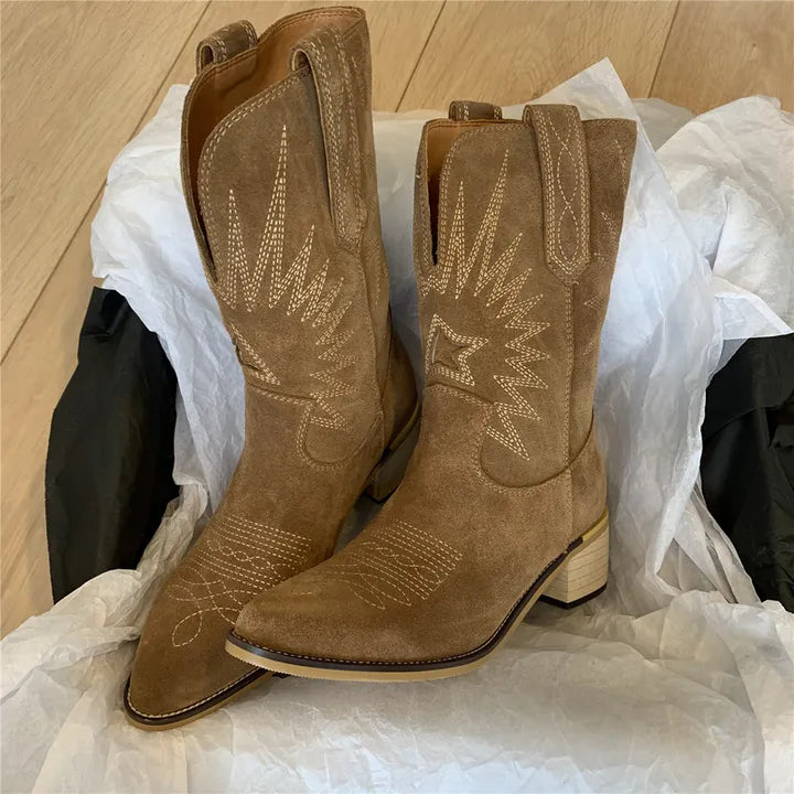 Damenstiefel aus Wildlederimitat, mittelgroß, braun, mit Stickmuster. Perfekt für Herbstmode. Bequeme, stilvolle Stiefel für Damen.
