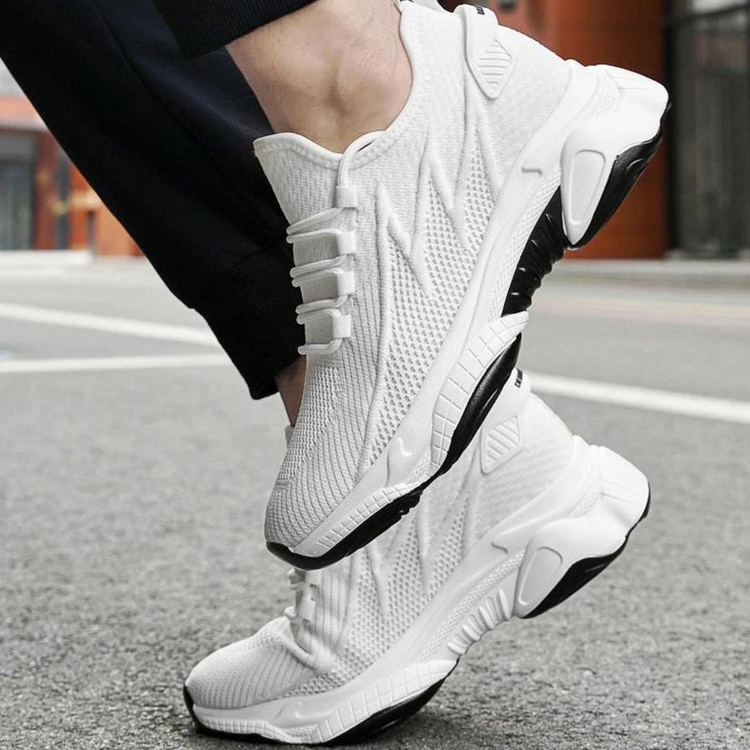 Weiße Sportschuhe aus Mesh, atmungsaktiv, rutschfeste Sohle, ideal für Laufen und Fitness.