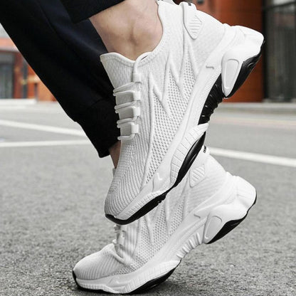 Weiße Sportschuhe aus Mesh, atmungsaktiv, rutschfeste Sohle, ideal für Laufen und Fitness.