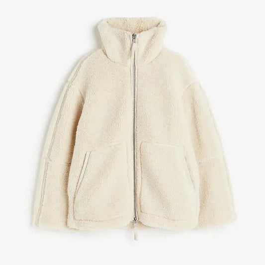 Kuschelige Damen-Winterjacke aus Teddyfleece in Cremeweiß, mit Reißverschluss und großen Taschen. Perfekt für kalte Tage.