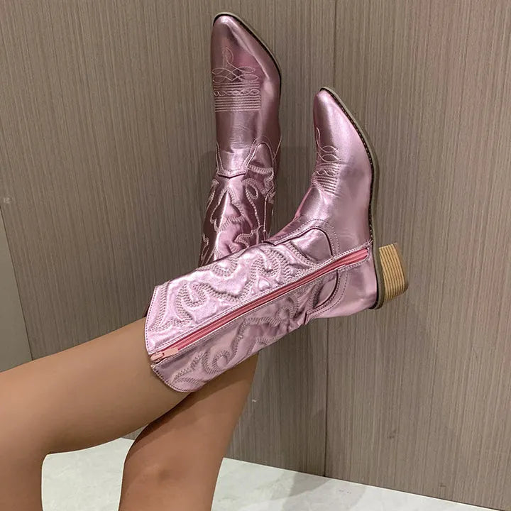 Damenstiefel in Metallic-Rosa mit seitlichem Reißverschluss, hochwertiges Design, modische Schuhe 2023, ideal für trendige Outfits.