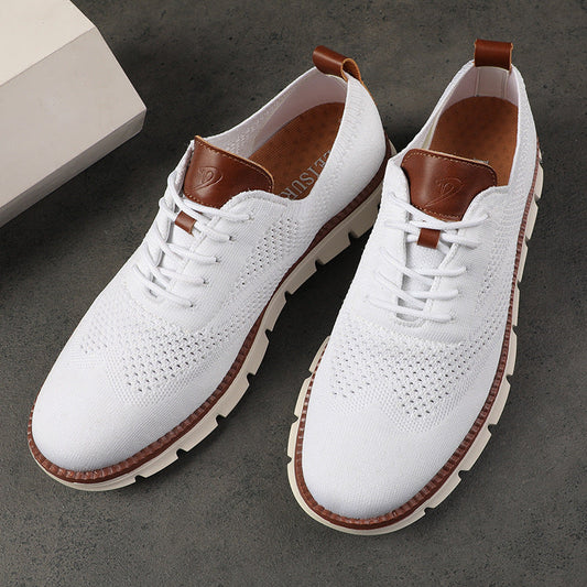 Weiße Herren-Sneaker mit braunen Akzenten, atmungsaktivem Strickmaterial und rutschfester Sohle. Perfekt für stilvolle Freizeit- und Alltagslooks.