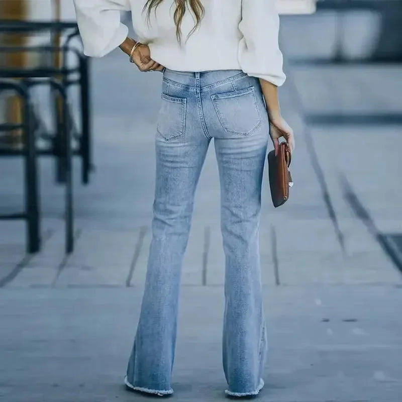 Damen Flared Jeans, hellblau, hoher Bund, modisch, bequem, ideal für Freizeit, trendige Schlaghose, perfekte Passform, stilvoller Look.