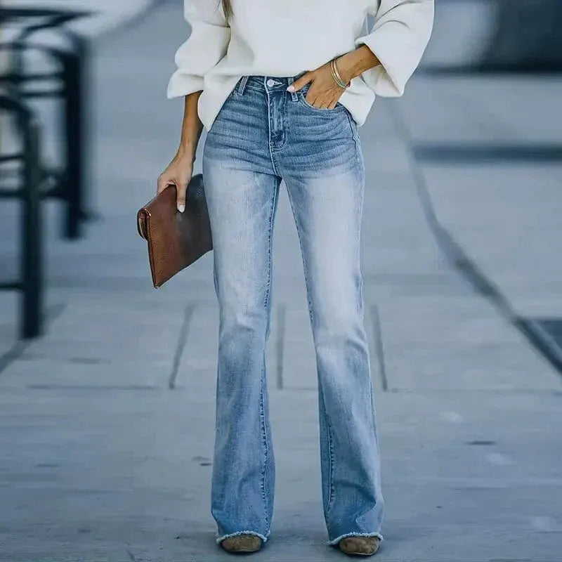 Damen Flared Jeans, hellblau, hoher Bund, modisch, bequem, ideal für Freizeit, trendige Schlaghose, vielseitig kombinierbar, zeitloser Stil.