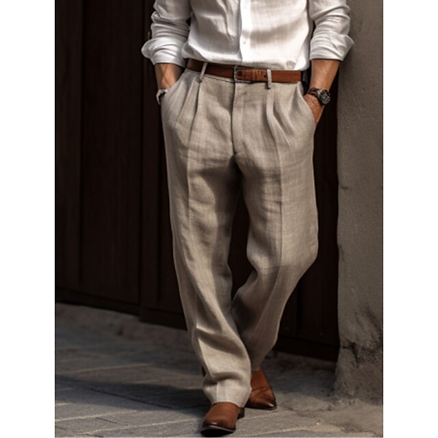 Elegante Herren-Leinenhose in Beige, kombiniert mit weißem Hemd und braunem Ledergürtel. Perfekt für stilvolle, lässige Sommerlooks.