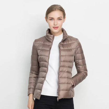Damen-Daunenjacke in Beige, leicht und warm, ideal für Herbst und Winter. Modische Steppjacke mit Reißverschluss, vielseitig kombinierbar.