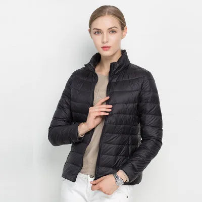 Damen Daunenjacke in Schwarz, leicht und warm, ideal für Herbst und Winter. Modische Steppjacke, vielseitig kombinierbar, zeitloses Design.