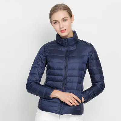Damen Daunenjacke in Dunkelblau, leicht und warm, ideal für Herbst und Winter. Modische Steppjacke mit Reißverschluss, vielseitig kombinierbar.