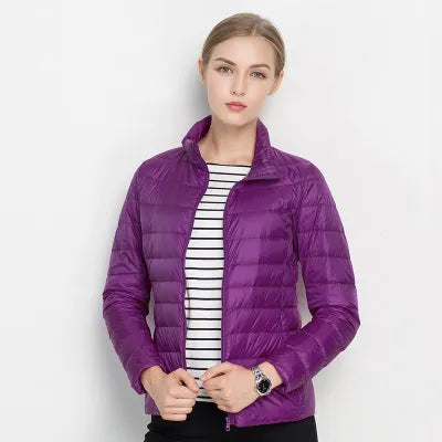 Lila Daunenjacke für Damen, leicht und warm, ideal für Herbst und Winter. Modische Steppjacke mit Reißverschluss, vielseitig kombinierbar.