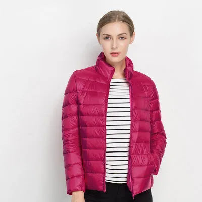 Damen-Daunenjacke in leuchtendem Pink, leicht und warm, ideal für Herbst und Winter. Modische Steppjacke mit Reißverschluss und Stehkragen.
