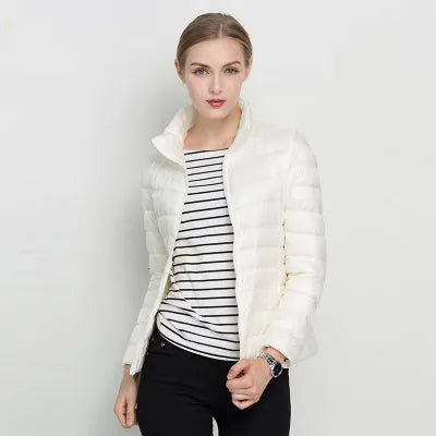 Weiße Daunenjacke Damen, gesteppt, modisch, warm, ideal für Herbst und Winter. Perfekt kombinierbar mit Streifenshirt und schwarzer Hose.
